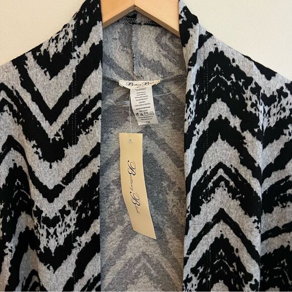 😊 3/$30
NWT 1X Long Knit Cardigan by Brittany Black grey/black chevron pattern - Picture 3 of 13